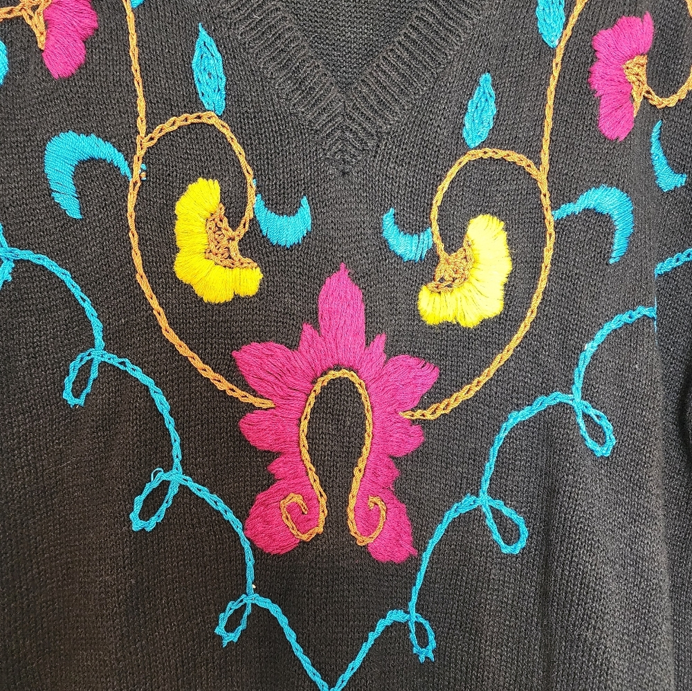 American Weekend Vintage V Neck Floral Embroidered Black Women's Sweater Size M - Picture 3 of 7